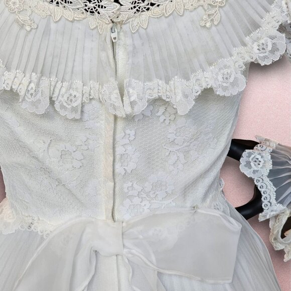 Vintage Floral Lace Long Sleeve Wedding Gown - Picture 12 of 16